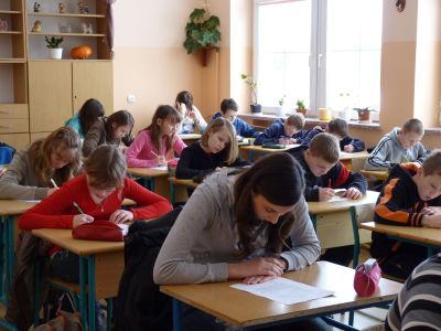 Uczniowie podczas rozwiązywania testu